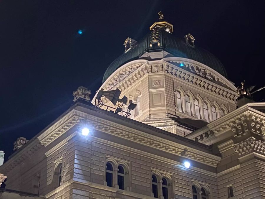 Um 2.17 Uhr macht die Polizei eine erste Lautsprecherdurchsage, wonach die Aktivisten den Platz freiwillig räumen sollen. Andernfalls werde geräumt.