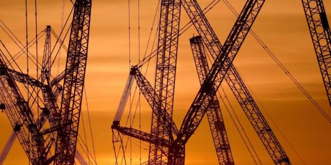 Mehrere Kräne stehen auf dem Werksgelände des Herstellers Liebherr. Liebherr