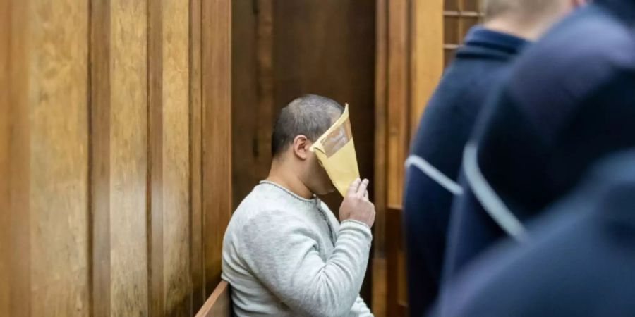 Angeklagter zu Prozessbeginn im Gerichtssaal in Duisburg