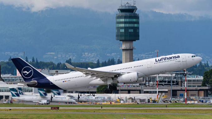 Ein Lufthansa-Flugzeug vom Typ Airbus A330-300 startet vom internationalen Flughafen Vancouver zu einem Flug nach Frankfurt. Flugzeuge auf dem internationaer Juli 2020