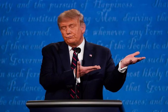 US-Präsident Donald Trump gestikuliert während der ersten TV-Debatte in den USA. donald trump