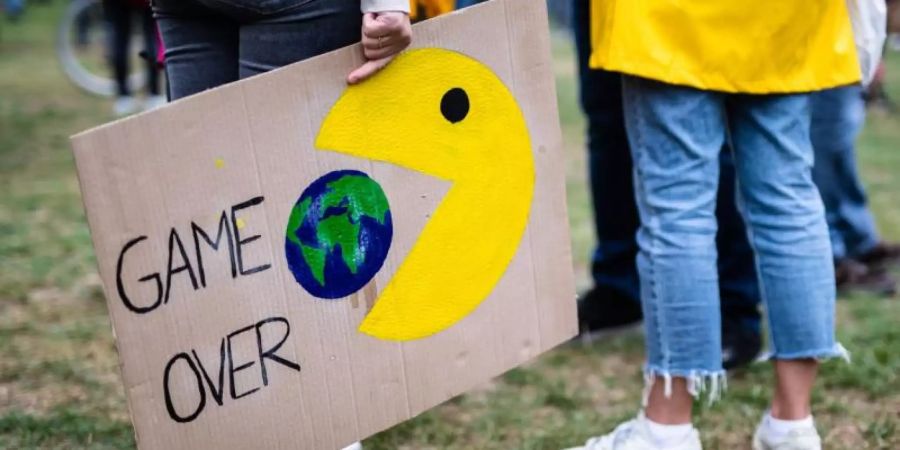 Protest der Klimaschutzbewegung Fridays for Future. Im Pariser Klimaabkommen hatte sich die Weltgemeinschaft verpflichtet, die Erwärmung der Erde bei unter zwei Grad und möglichst bei nur 1,5 Grad zu stoppen. Foto: Christoph Schmidt/dpa