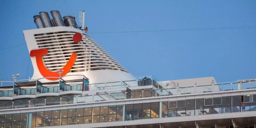 Das Kreuzfahrtschiff «Mein Schiff 6» mit mehreren Corona-Infizierten an Bord hat am frühen Dienstagmorgen in der griechischen Hafenstadt Piräus angelegt. Foto: Socrates Baltagiannis/dpa