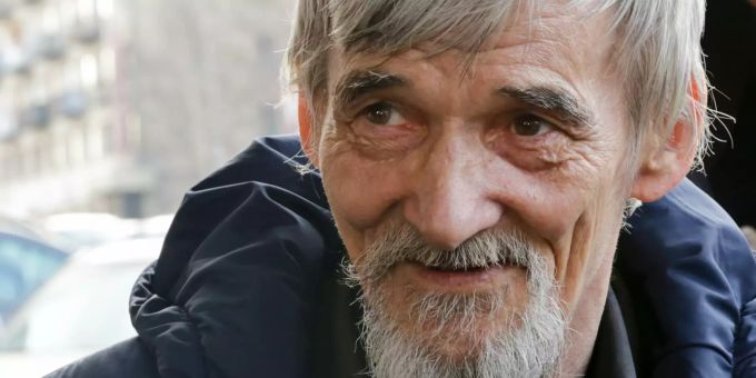 ARCHIV - 06.04.2018, Russland, Petrosawodsk: Juri Alexejewitsch Dmitrijew, Menschenrechtler und Historiker aus Russland, spricht zu Journalisten vor einem Gericht. Juri Alexejewitsch Dmitrijew
