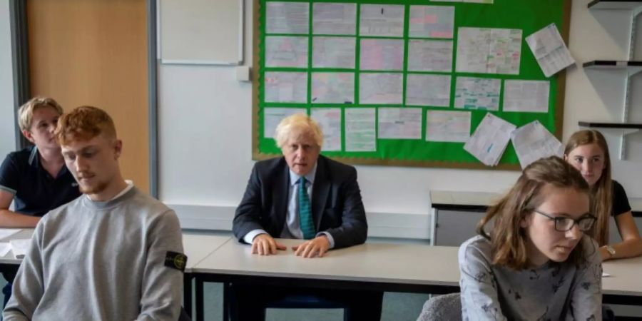 Britischer Premierminister Johnson sitzt in Schulklasse