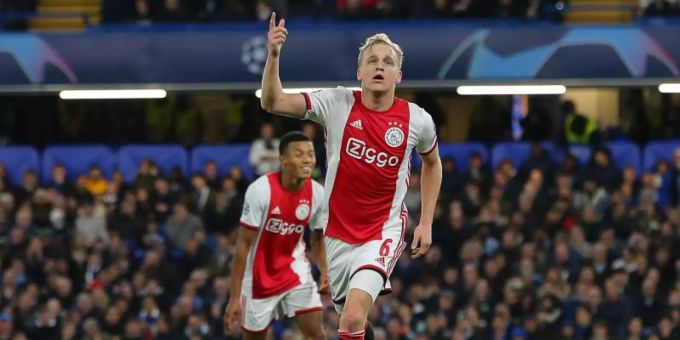 Bei Ajax Amsterdam zählte Donny van de Beek zu den Stammspielern. Bei Manchester United bleibt ihm in der Regel ein Platz auf der Bank. Manchester united