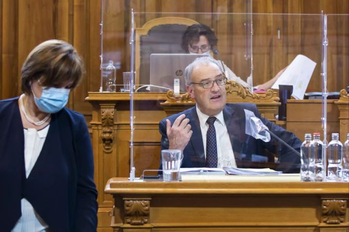 Bundesrat Guy Parmelin spricht während einer Debatte im Ständerat am Donnerstag, 24. September 2020 in Bern. (KEYSTONE/Peter Klaunzer) SCHUTZVORRICHTUNG, PLEXIGLAS, TRENNWAND, PLEXIGLASVORRICHTUNG, SESSION, HERBSTSESSION, CORONAVIRUS, COVID-19, COVID 19,
