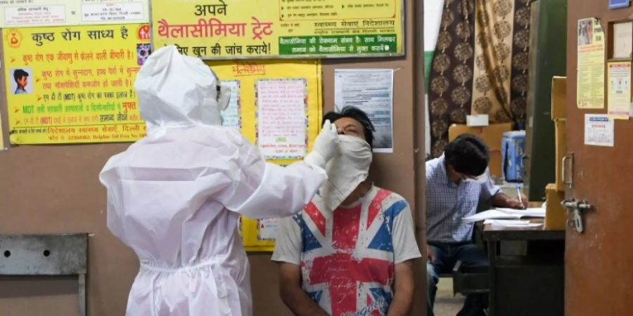 In Neu Delhi wird ein Mann auf das neuartige Coronavirus getestet