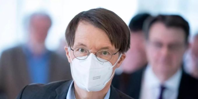 Steht dem DFL-Konzept zu Zuschauer-Rückkehr eher kritisch gegenüber: SPD-Politiker Karl Lauterbach. Foto: Kay Nietfeld/dpa Steht dem DFL-Konzept zu Zuschauer-Rückkehr eher kritisch gegenüber: SPD-Politiker Karl Lauterbach. Foto: Kay Nietfeld/dpa