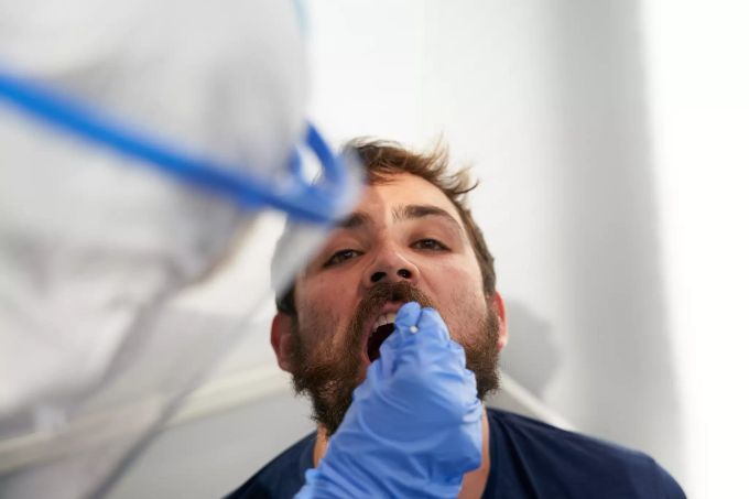 Einer Person wird am Frankfurter Flughafen ein Rachenabstrich für den Coronavirus-Test abgenommen. (Symbolbild) Coronavirus Testpflicht in Frankfurt