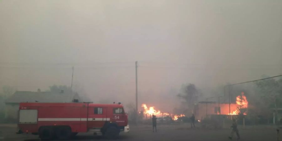 Feuerwehrleute im Kampf gegen einen der 150 Brände