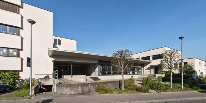 Das Schulhaus Stockberg in Siebnen. Schulhaus Stockberg Gemeindeversammlung