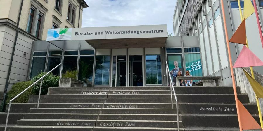 Das Berufs- und Weiterbildungszentrum (BWZ) in Rapperswil-Jona.