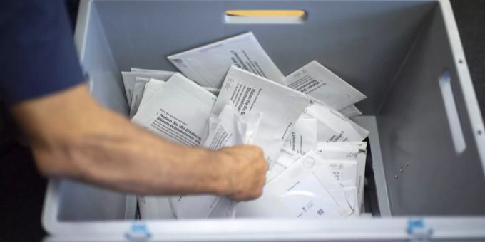 Stimmzettel aus der Briefwahl bei der Auszählung. (Symbolbild) baselland