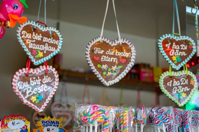 Eine süsse Message: Lebkuchen-Herzen beim Süssigkeiten-Wagen.