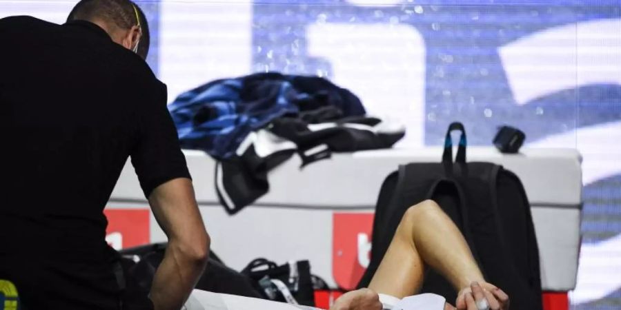 Alexander Zverev musste sich während des Matches kurzzeitig an der Hüfte behandeln lassen. Foto: Jonas Güttler/dpa
