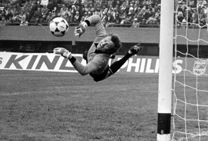 Den Rekord von Sepp Maier hat Manuel Neuer bereits überboten. Sepp Maier Manuel Neuer