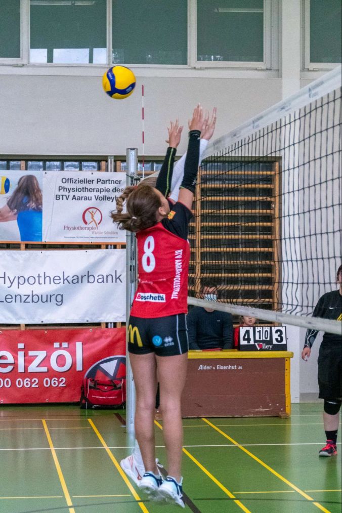 Fast erwischten die Juniorinnen den Ball.