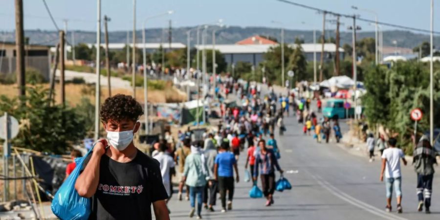 Flüchtlinge nahe des neuen Lagers auf Lesbos