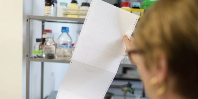 Eine Frau arbeitet in einem Labor in Lausanne. Lausanne