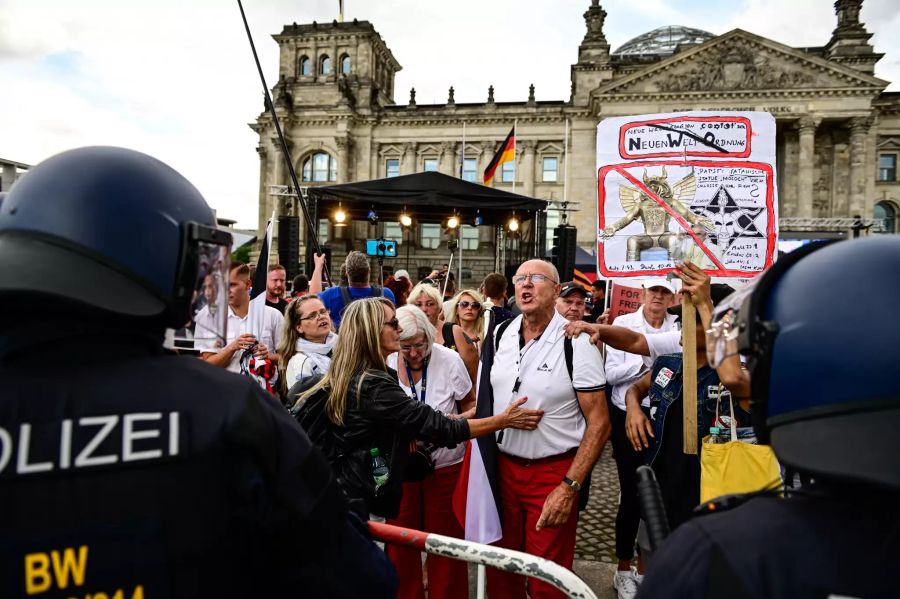 Corona-Skeptiker stehen bei einer Kundgebung vor dem Reichstag.