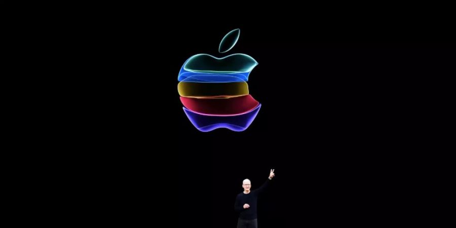 Apple-Chef Tim Cook vor dem Firmenlogo