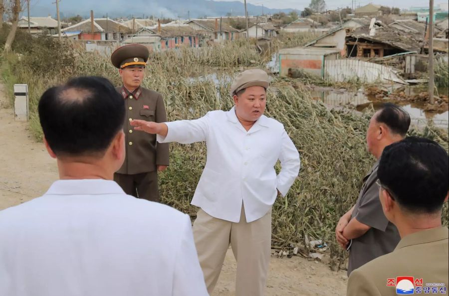 Dieses von der staatlichen nordkoreanischen Nachrichtenagentur KCNA am 06.09.2020 zur Verfügung gestellte Foto zeigt Kim Jong Un (M), während eines Besuchs in der Provinz Hamgyong-namdo, nachdem der Taifun «Maysak» in der Region wütete.