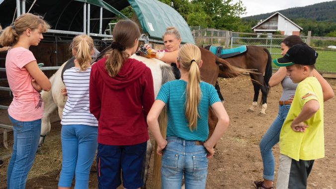 Tanja Moser instruiert Reiter/innen.