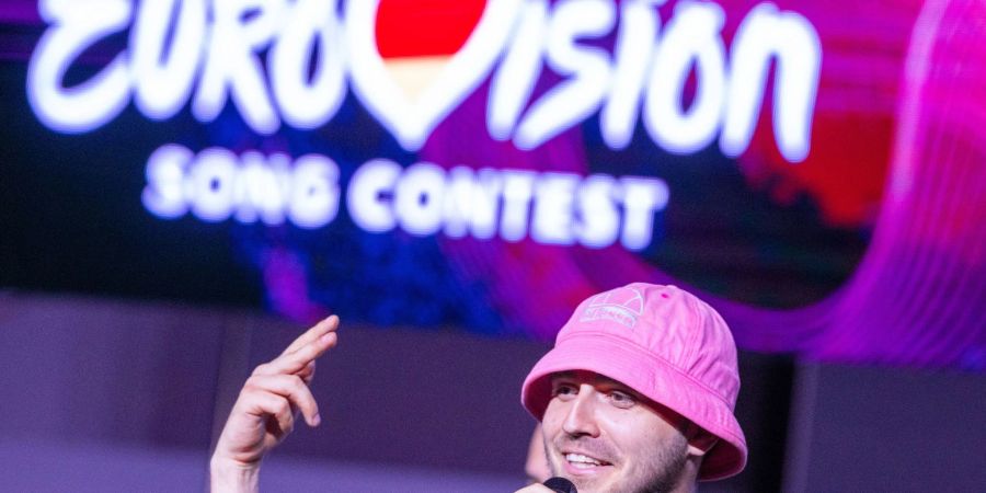 Oleh Psjuk vom Kalush Orchestra aus der Ukraine mit Anglehut. Im Jahr 2022 waren Fischerhüte, auch Bucket Hat (Eimer-Hut) oder Anglerhut genannt, der letzte Schrei.