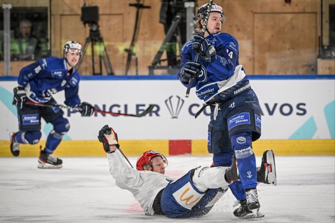 Micke Max Asten (Helsinki) im Duell mit Filip Chlapik (Ambri-Piotta) am Spengler Cup. Spengler Cup Ambri Helsinki
