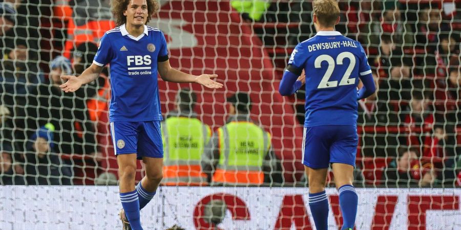 Leicesters Wout Faes (l) unterliefen im Spiel gegen Liverpool gleich zwei Eigentore.