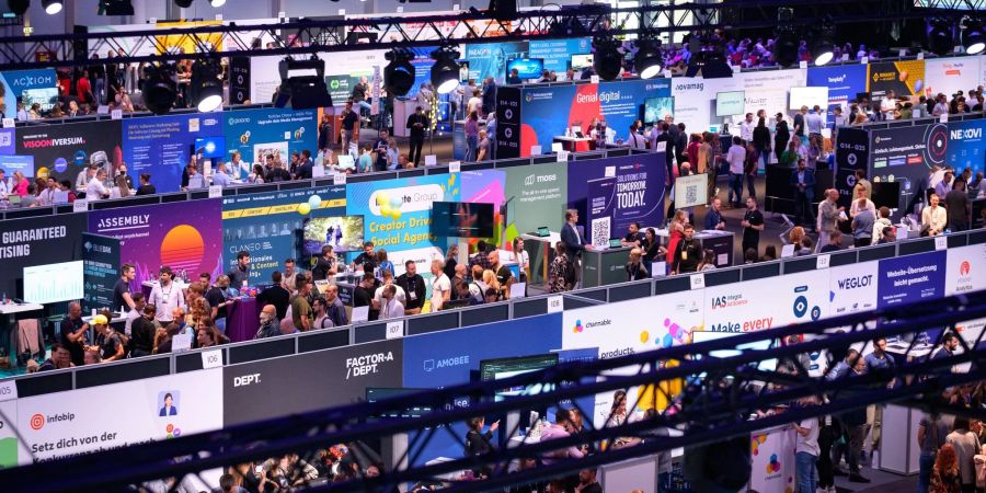 Die Stände in der Start-Up-Halle der Digitalmesse OMR.