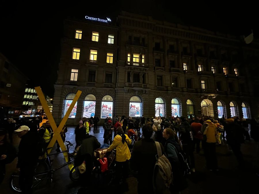 Auf dem Zürcher Paradeplatz findet eine Solidaritäts-Kundgebung für die Aktivistinnen und Aktivisten in Lützerath statt.