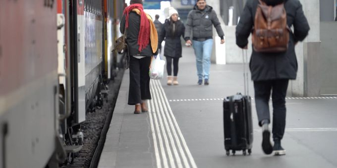 Zug Reisende an einem Bahnsteig. (Symbolbild) Zug Reisende an einem Bahnsteig. (Symbolbild)