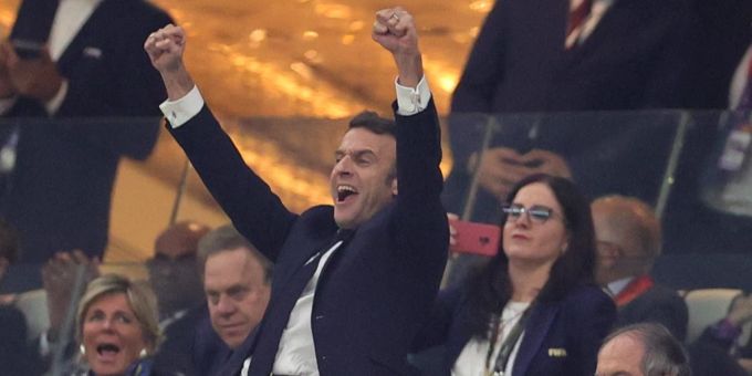 Emmanuel Macron jubelt beim Halbfinal der WM 2022 in Katar. Macron