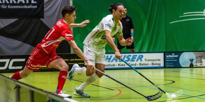 Spieler des UHC Waldkirch St. Gallen im Zweikampf. Unihockeyspieler kämpfen um den Ball.