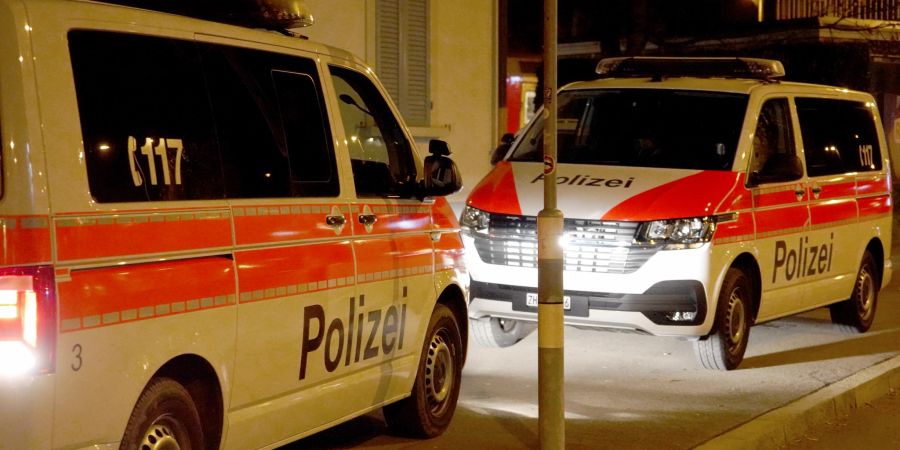 Einsatzfahrzeuge der Stadtpolizeit ZH bei Nacht. - Stadt Zürich