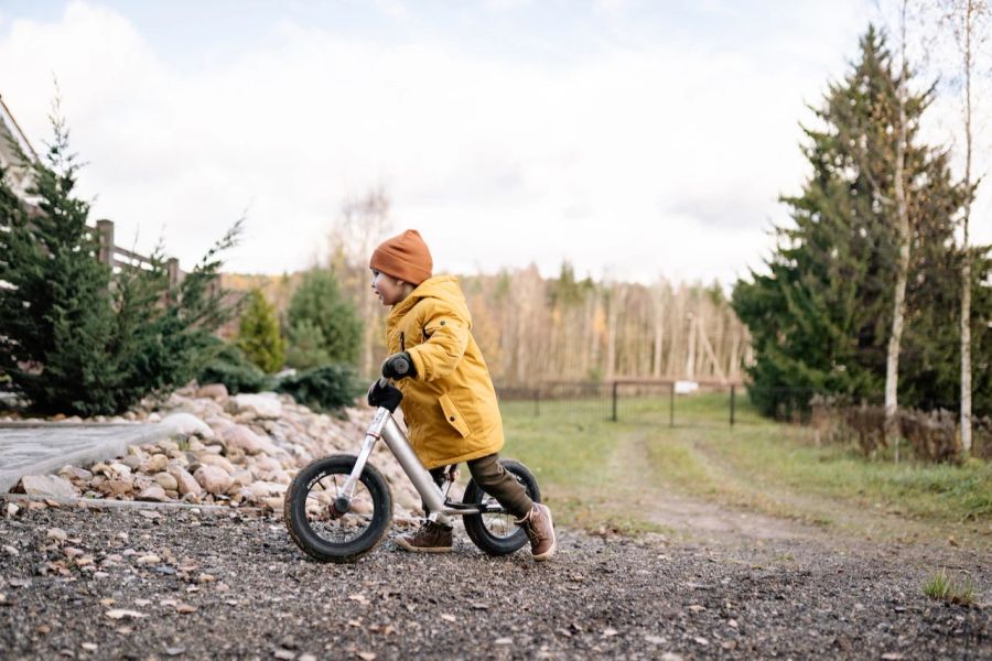 Kind Velo Schotter Wald