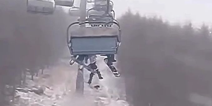 Schreck-Moment - Bub (8) fällt in China vom Sessellift