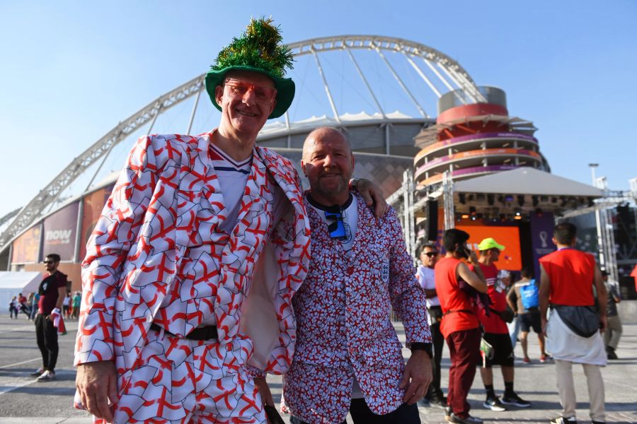 Auch andere auffällige Outfits wurden in Doha vor dem Spiel gegen den Iran gesehen.