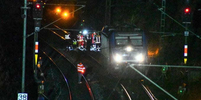 Rettungskräfte stehen nach dem Unfall auf der Bahnstrecke zwischen Nürnberg und Regensburg auf den Gleisen. Rettungskräfte stehen nach dem Unfall auf der Bahnstrecke zwischen Nürnberg und Regensburg auf den Gleisen.