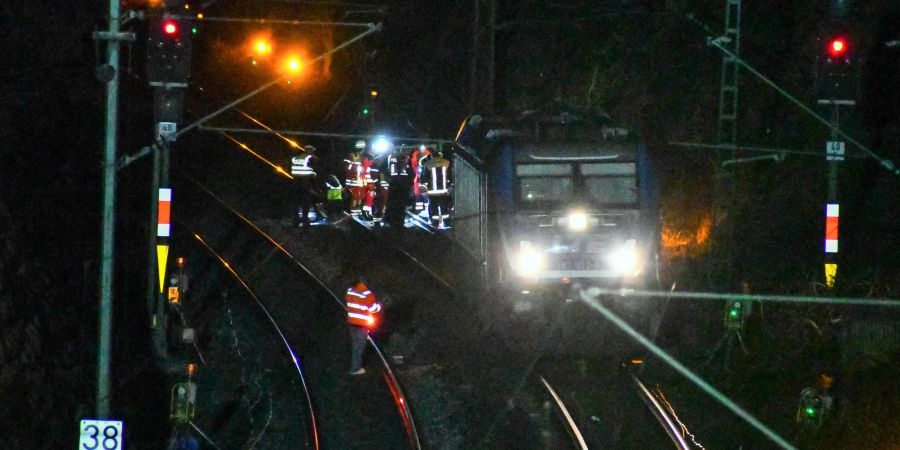 Rettungskräfte stehen nach dem Unfall auf der Bahnstrecke zwischen Nürnberg und Regensburg auf den Gleisen.