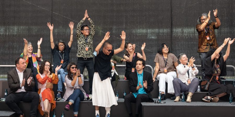 Mitglieder des indonesischen Kunstkollektivs Ruangrupa gestikulieren zur Eröffnung der Kunstausstellung documenta.