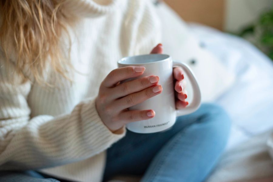 Frau hält Tasse