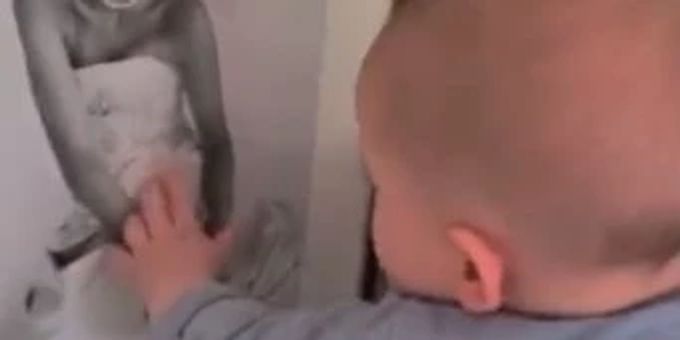 Skurrile Doku-Szene - Hier «trifft» Klein-Archie seine Oma Diana