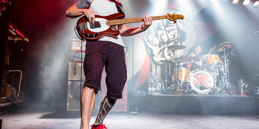 Tim Commerford auf der Bühne.