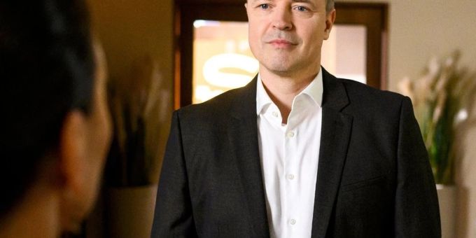 «Alles was zählt»: Simone (Tatjana Clasing) ist fassungslos, als sie erkennt, wer da vor ihr und Justus (Matthias Brüggenolte) steht: Bei dem BDE-Gutachter handelt es sich um Dr. Axel Schwarz (Daniel Aichinger), einem alten Feind der Familie... «Alles was zählt»: Simone (Tatjana Clasing) ist fassungslos, als sie erkennt, wer da vor ihr und Justus (Matthias Brüggenolte) steht: Bei dem BDE-Gutachter handelt es sich um Dr. Axel Schwarz (Daniel Aichinger), einem alten Feind der Familie...