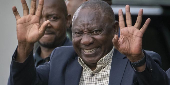 Cyril Ramaphosa (r), Präsident von Südafrika, verlässt eine Sitzung des nationalen Exekutivausschusses des Afrikanischen Nationalkongresses (ANC) in Johannesburg. (Archivbild) Ramaphosa