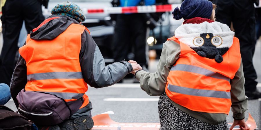 Aktivisten der „Letzten Generation“ haben sich am Stachus auf die Strasse geklebt.