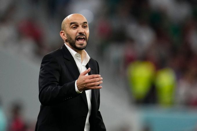 Marrokkos Cheftrainer Walid Regragui steht am Spielfeldrand. Walid Regragui